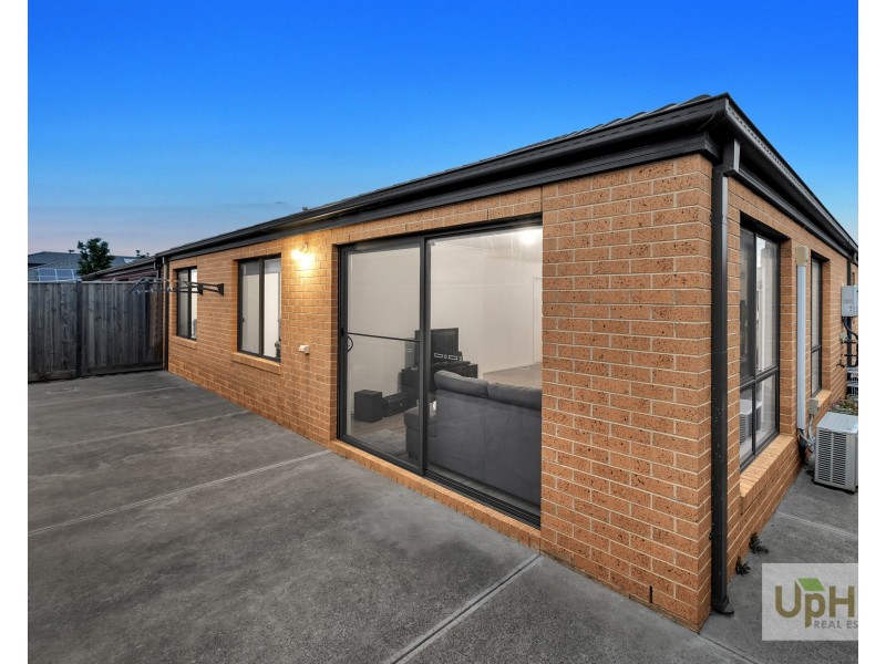 16 Trainers Way, Clyde North VIC 3978