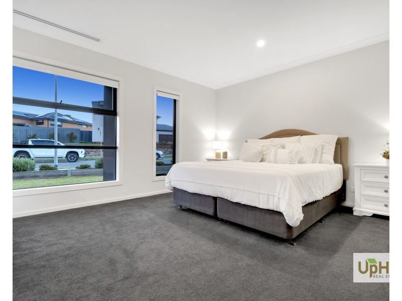 24 Gallant Drive, Clyde North VIC 3978