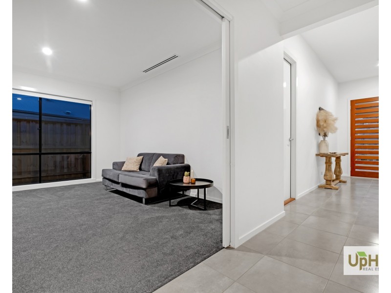 24 Gallant Drive, Clyde North VIC 3978