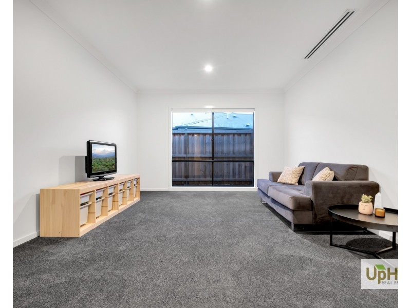 24 Gallant Drive, Clyde North VIC 3978