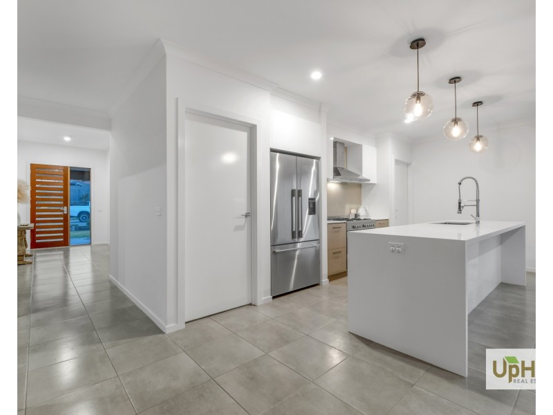 24 Gallant Drive, Clyde North VIC 3978