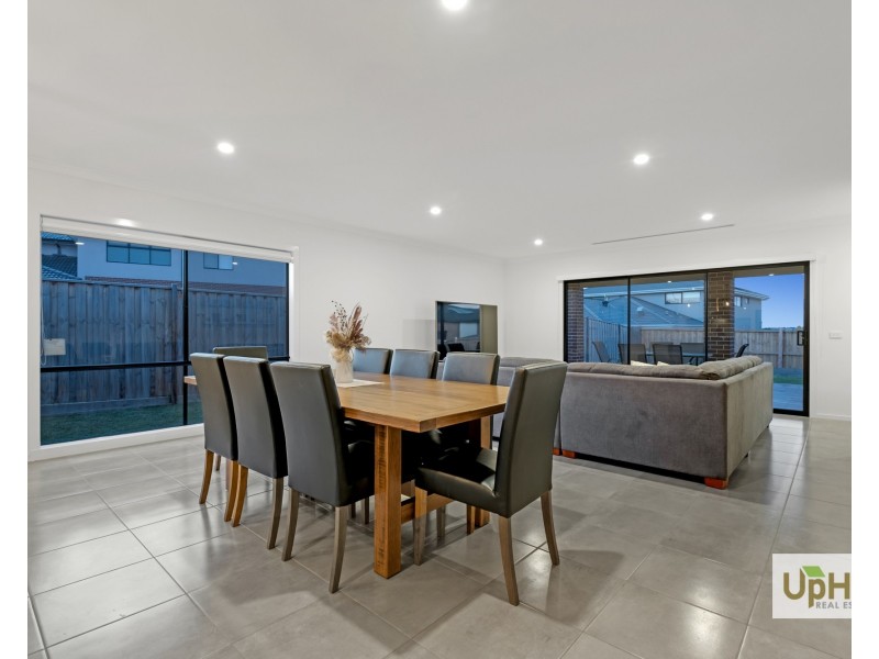 24 Gallant Drive, Clyde North VIC 3978