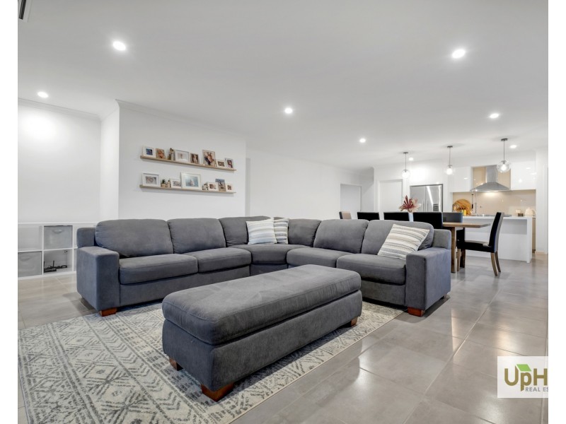 24 Gallant Drive, Clyde North VIC 3978