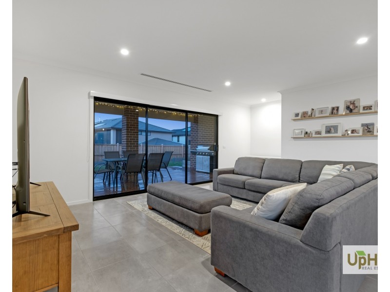 24 Gallant Drive, Clyde North VIC 3978