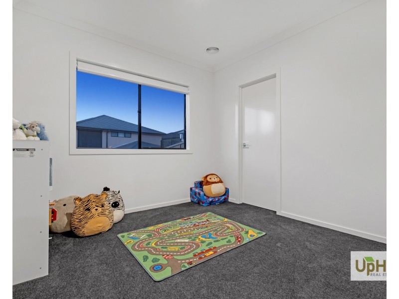 24 Gallant Drive, Clyde North VIC 3978