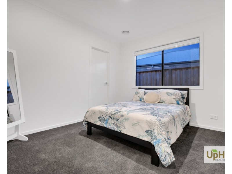 24 Gallant Drive, Clyde North VIC 3978