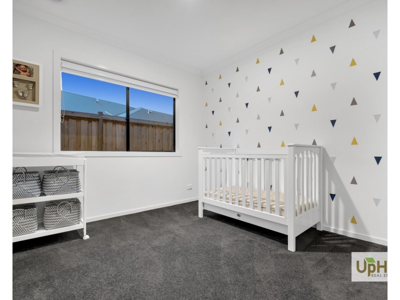 24 Gallant Drive, Clyde North VIC 3978