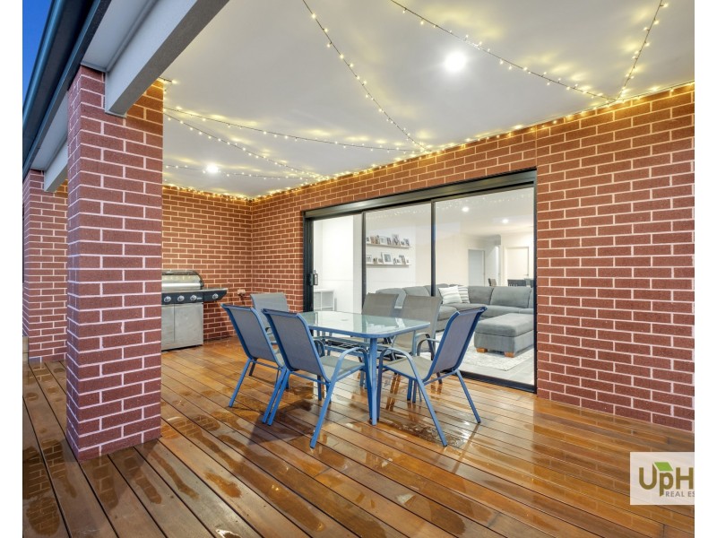 24 Gallant Drive, Clyde North VIC 3978