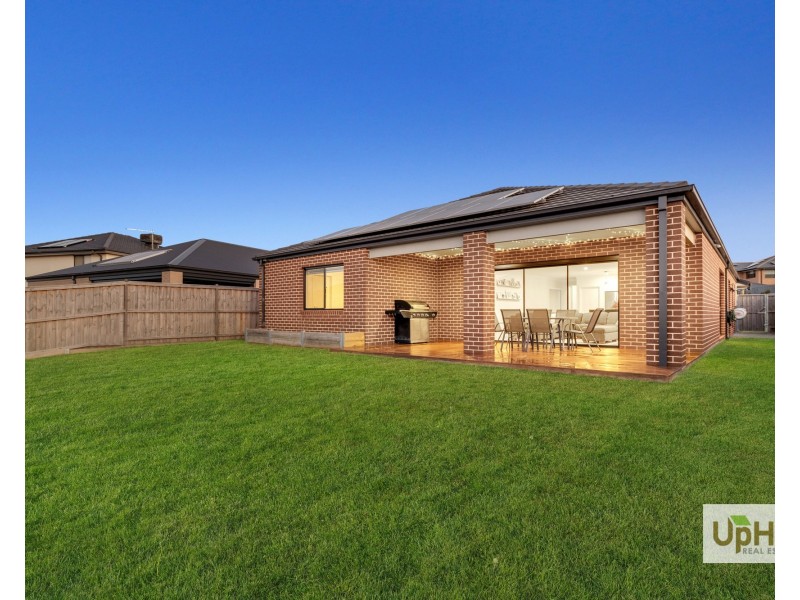 24 Gallant Drive, Clyde North VIC 3978
