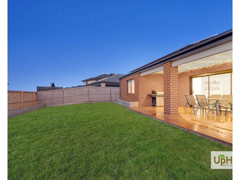 24 Gallant Drive, Clyde North VIC 3978