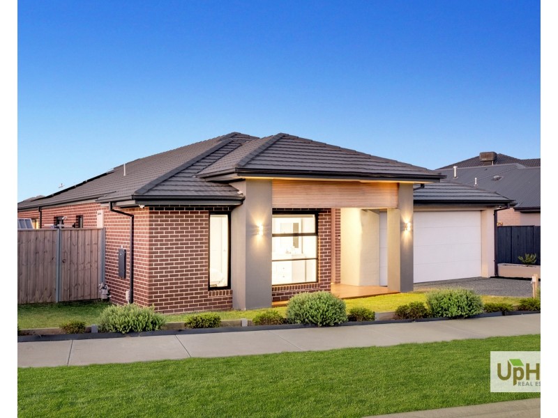 24 Gallant Drive, Clyde North VIC 3978