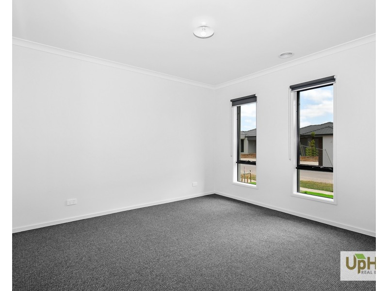 3 Ironstone Street, Cranbourne East VIC 3977