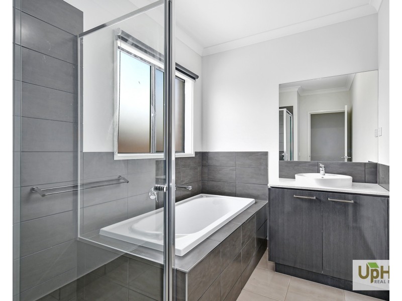 3 Ironstone Street, Cranbourne East VIC 3977