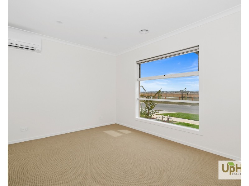 12 Aravalli Crescent, Clyde North VIC 3978