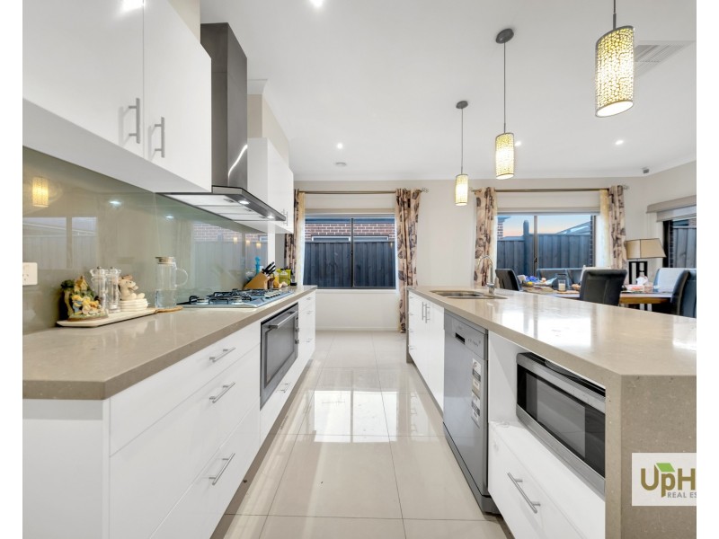 36 Hollywell Road, Clyde North VIC 3978