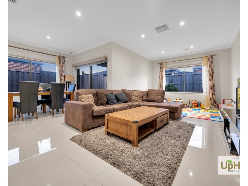 36 Hollywell Road, Clyde North VIC 3978