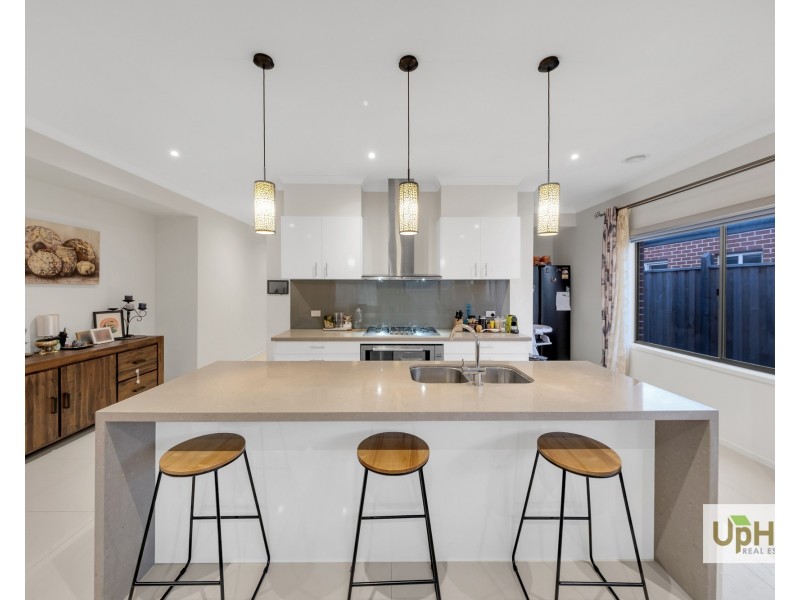 36 Hollywell Road, Clyde North VIC 3978