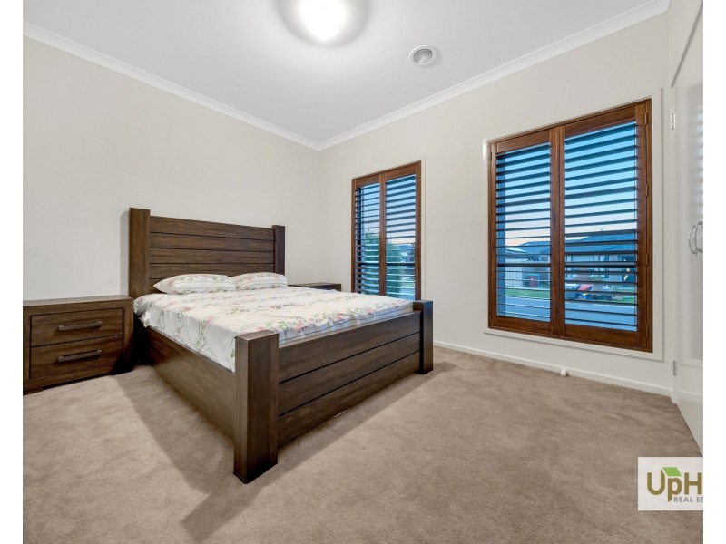 36 Hollywell Road, Clyde North VIC 3978