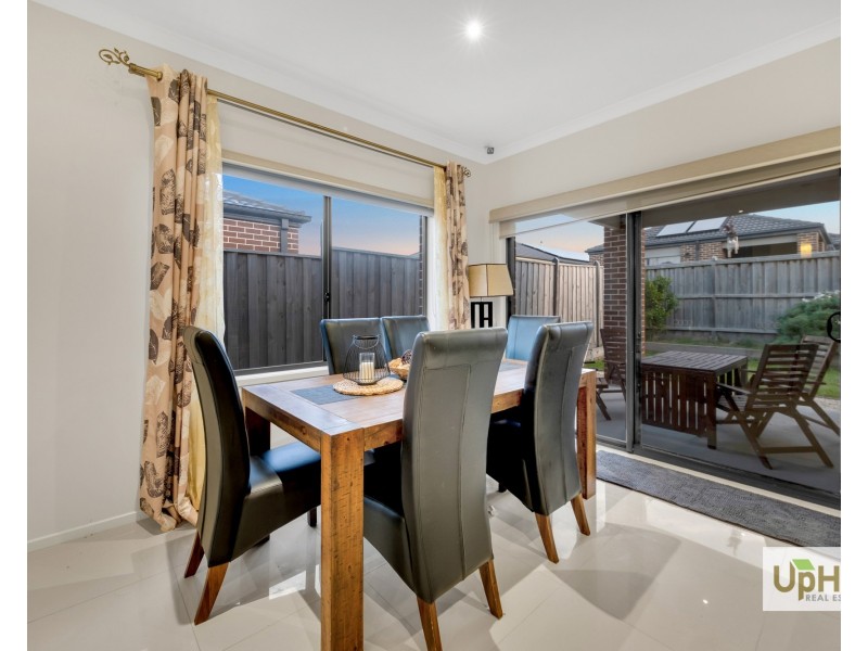 36 Hollywell Road, Clyde North VIC 3978