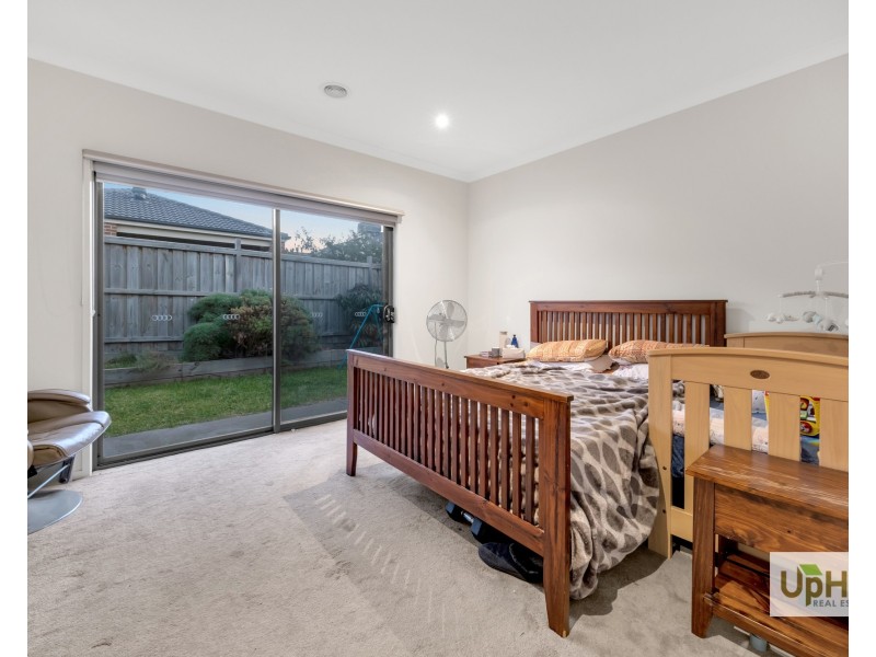 36 Hollywell Road, Clyde North VIC 3978