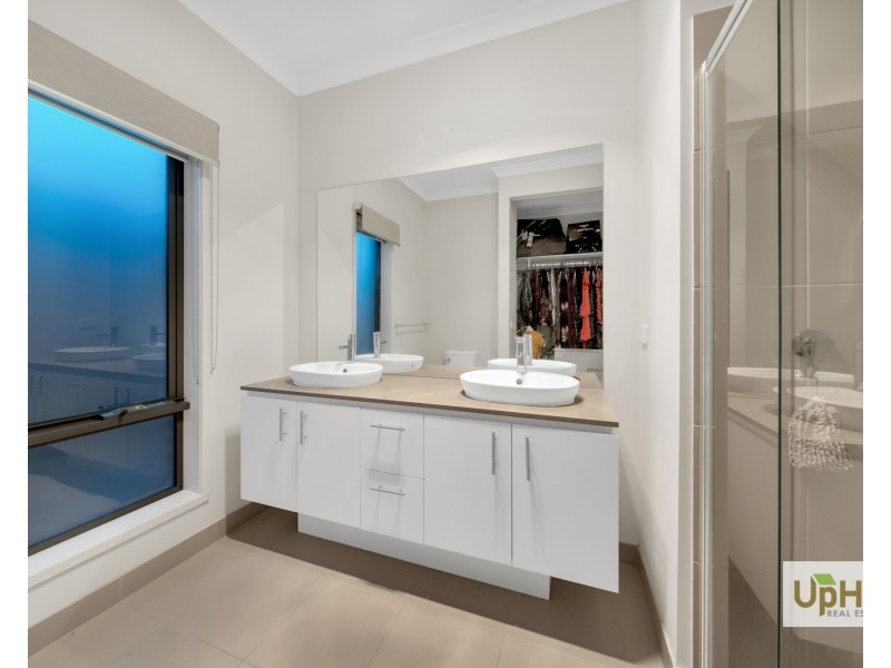 36 Hollywell Road, Clyde North VIC 3978