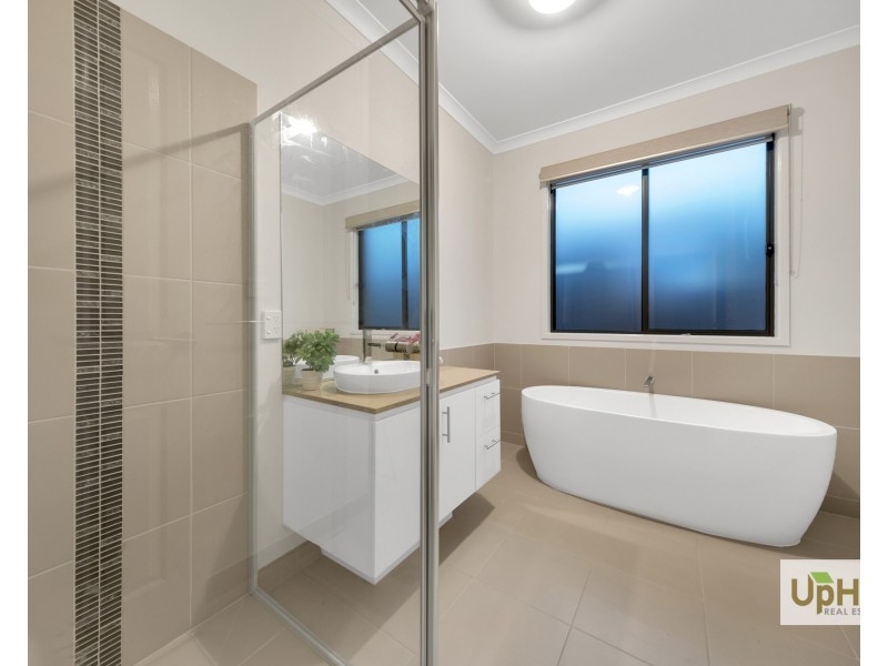 36 Hollywell Road, Clyde North VIC 3978