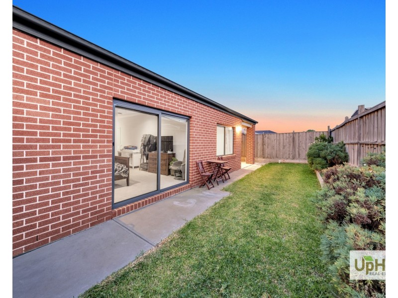36 Hollywell Road, Clyde North VIC 3978