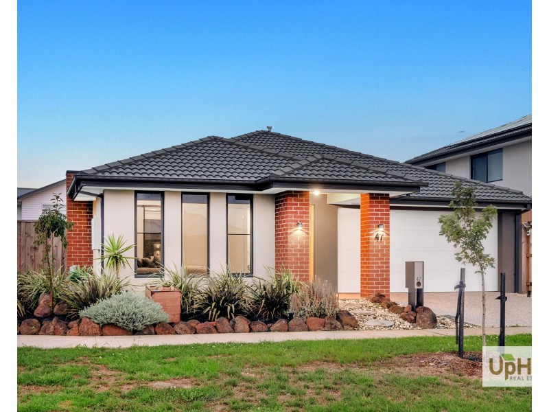 47 Khan Boulevard, Clyde North VIC 3978