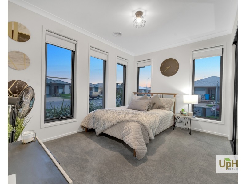 47 Khan Boulevard, Clyde North VIC 3978