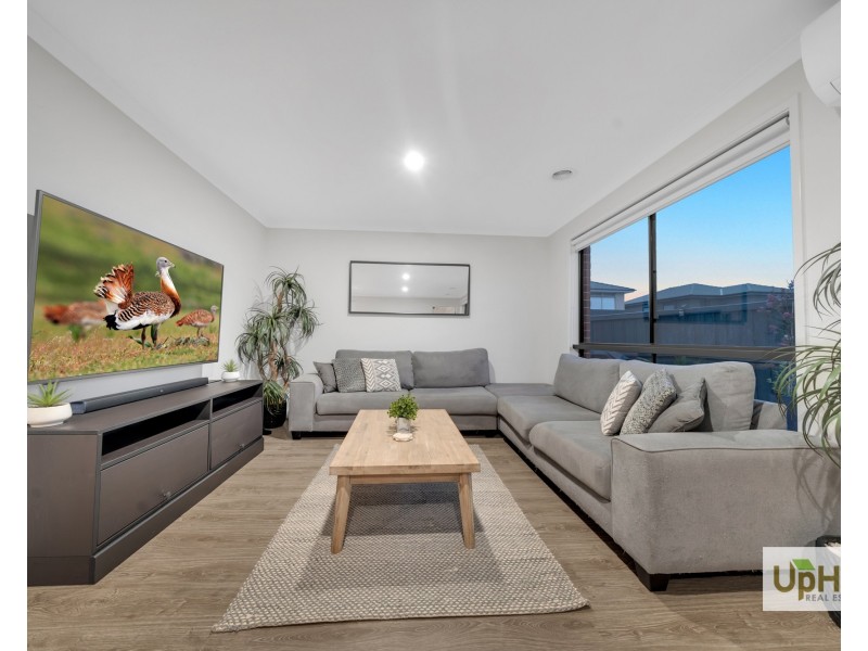 47 Khan Boulevard, Clyde North VIC 3978