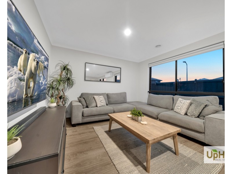 47 Khan Boulevard, Clyde North VIC 3978