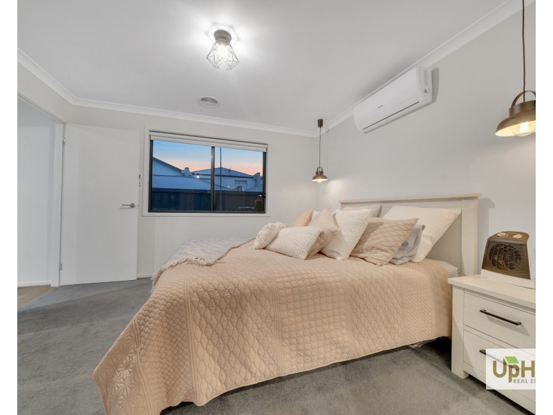 47 Khan Boulevard, Clyde North VIC 3978