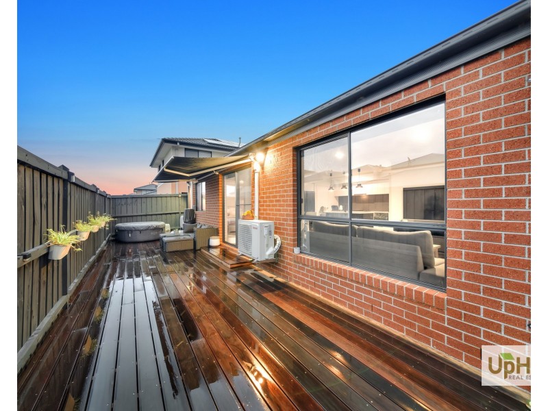 47 Khan Boulevard, Clyde North VIC 3978