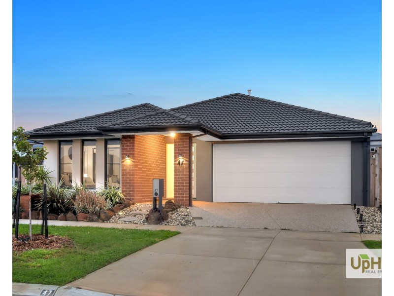 47 Khan Boulevard, Clyde North VIC 3978