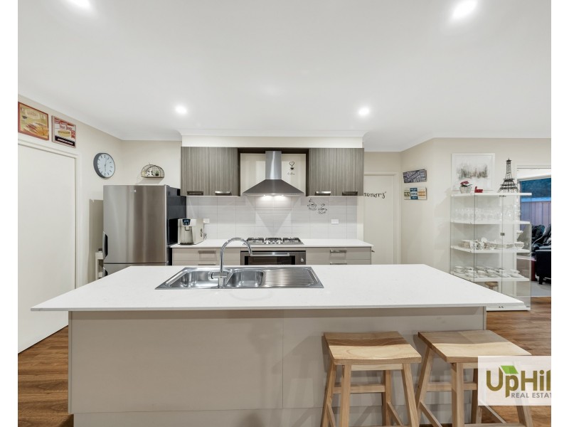 7 Trainers Way, Clyde North VIC 3978