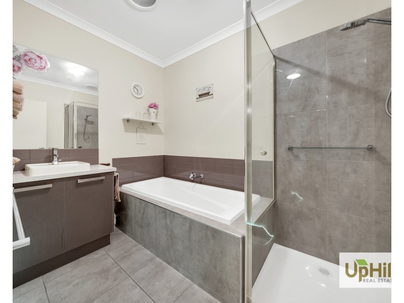 7 Trainers Way, Clyde North VIC 3978