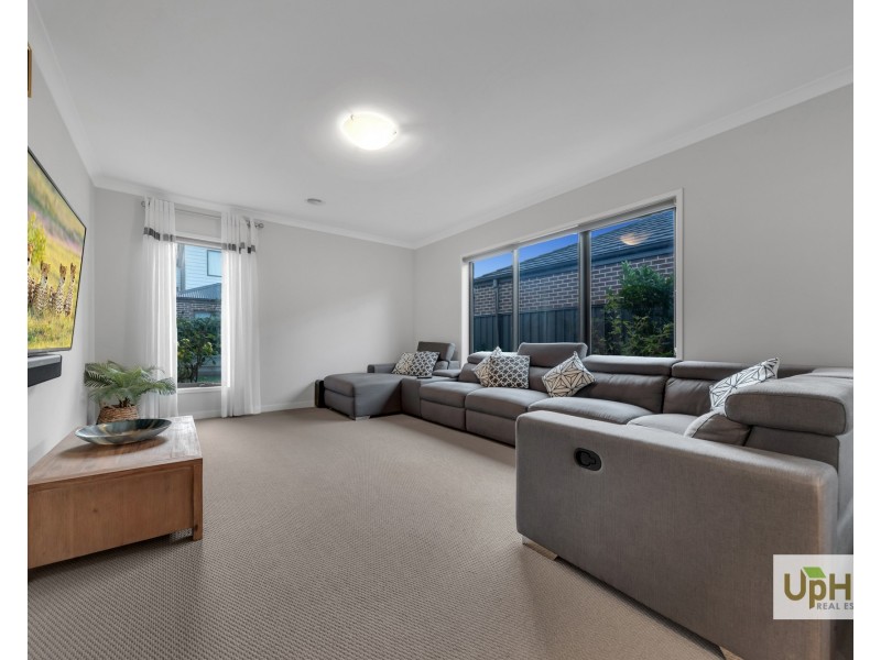 5 Bellario Circuit, Clyde North VIC 3978