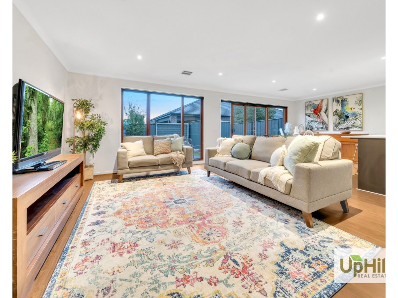 28 SELANDRA BOULEVARD, Clyde North VIC 3978