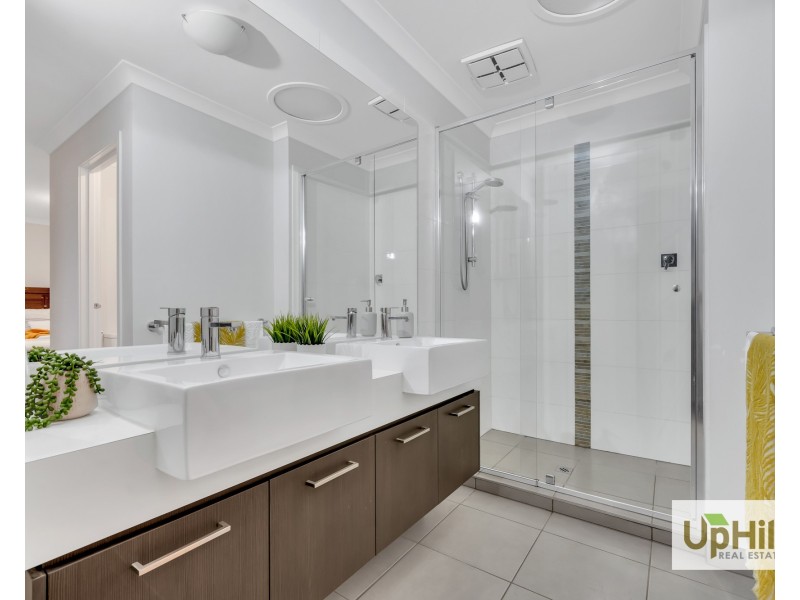 28 SELANDRA BOULEVARD, Clyde North VIC 3978