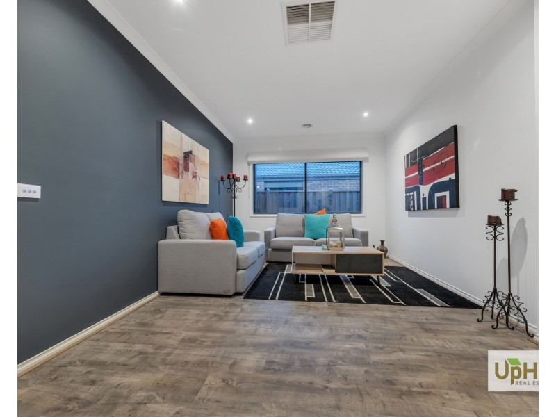 6 Roskopp Avenue, Clyde North VIC 3978