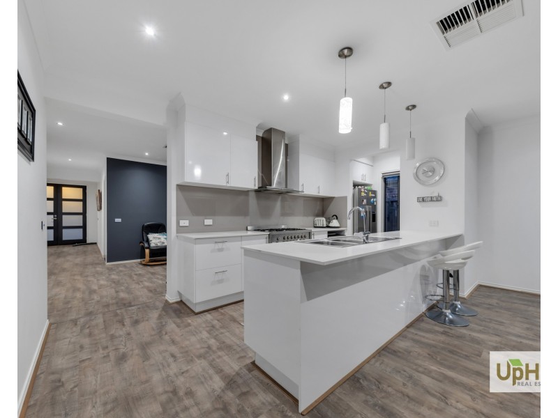 6 Roskopp Avenue, Clyde North VIC 3978