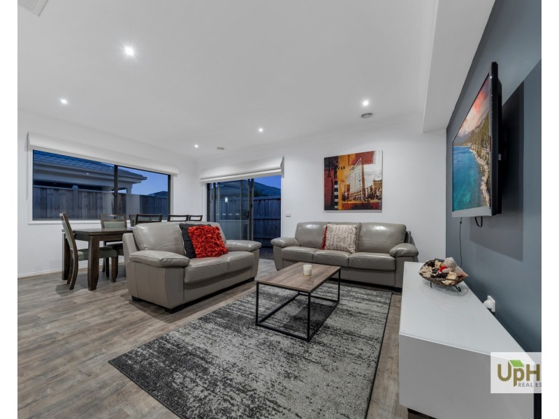 6 Roskopp Avenue, Clyde North VIC 3978