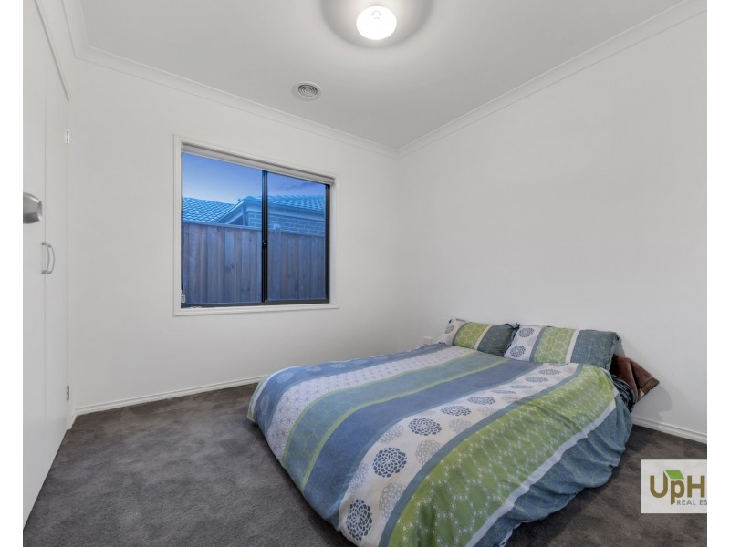 6 Roskopp Avenue, Clyde North VIC 3978