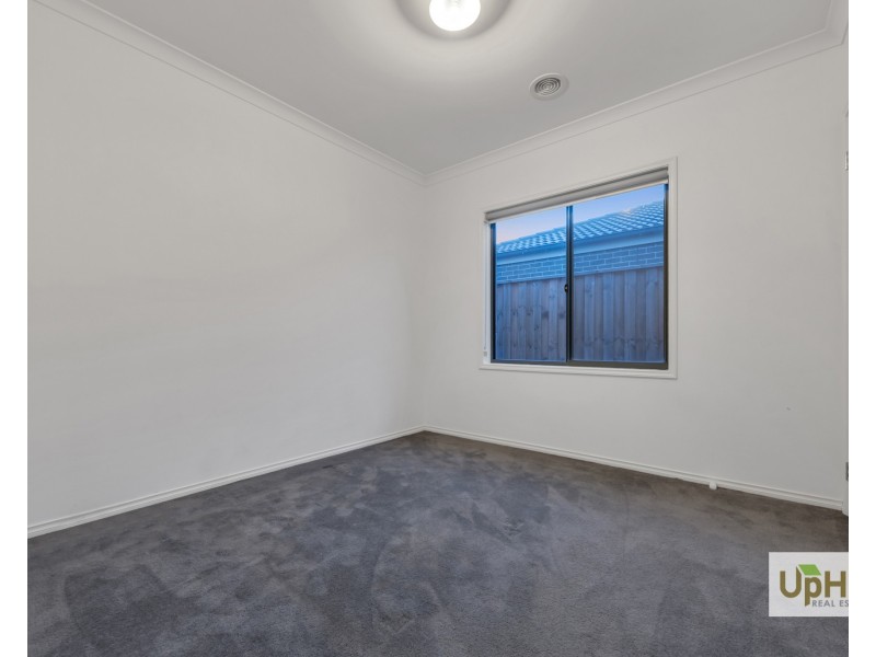 6 Roskopp Avenue, Clyde North VIC 3978