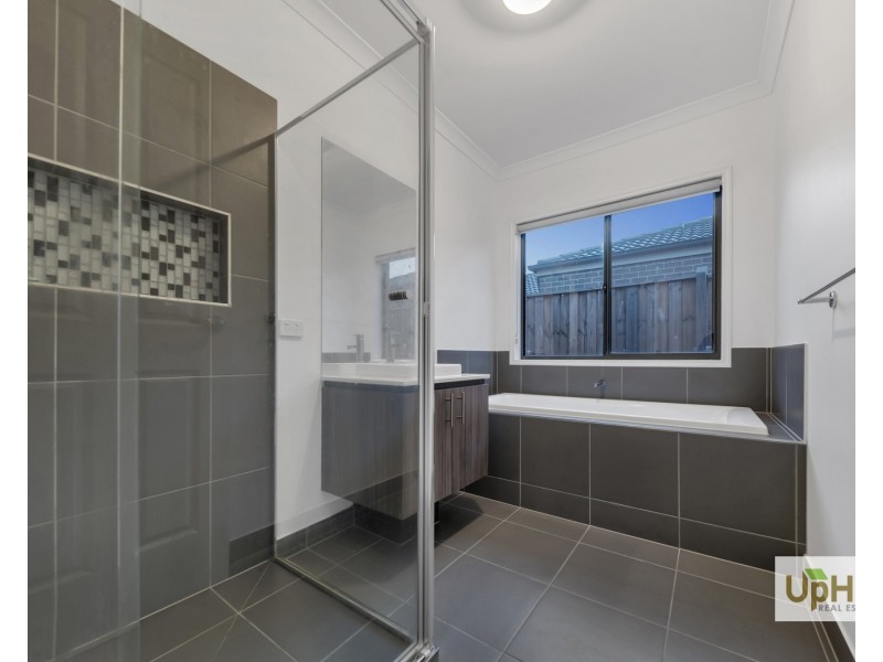 6 Roskopp Avenue, Clyde North VIC 3978