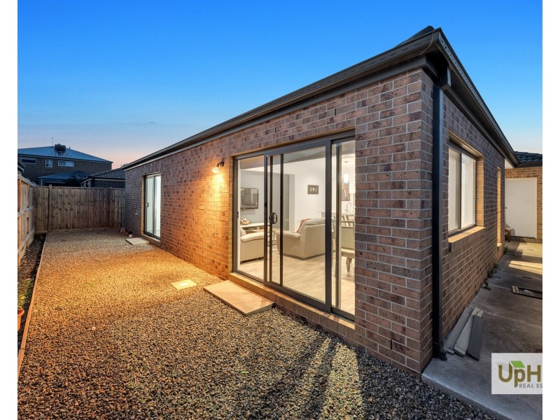 6 Roskopp Avenue, Clyde North VIC 3978