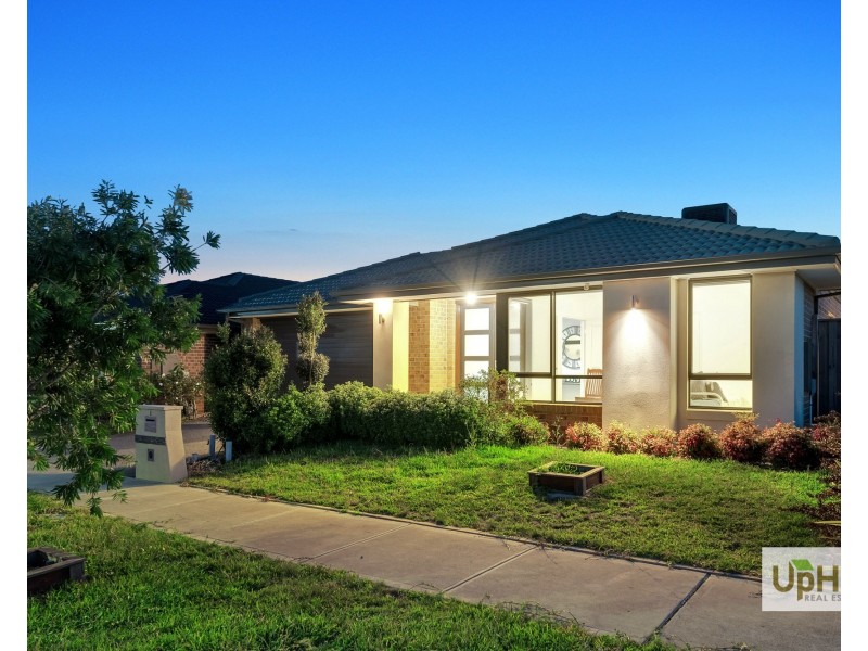 6 Roskopp Avenue, Clyde North VIC 3978