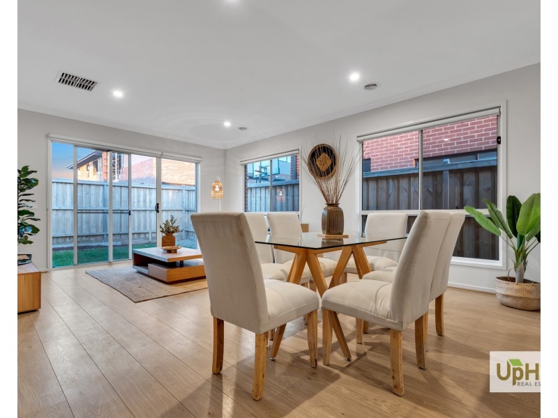 6 Clamoroso Drive, Clyde North VIC 3978