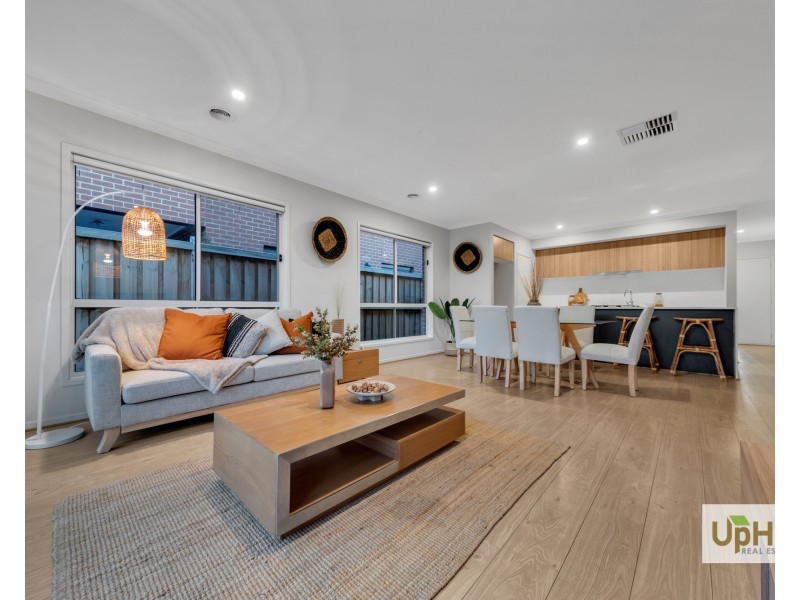 6 Clamoroso Drive, Clyde North VIC 3978