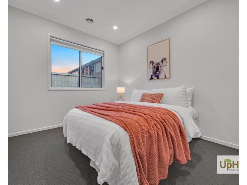 6 Clamoroso Drive, Clyde North VIC 3978